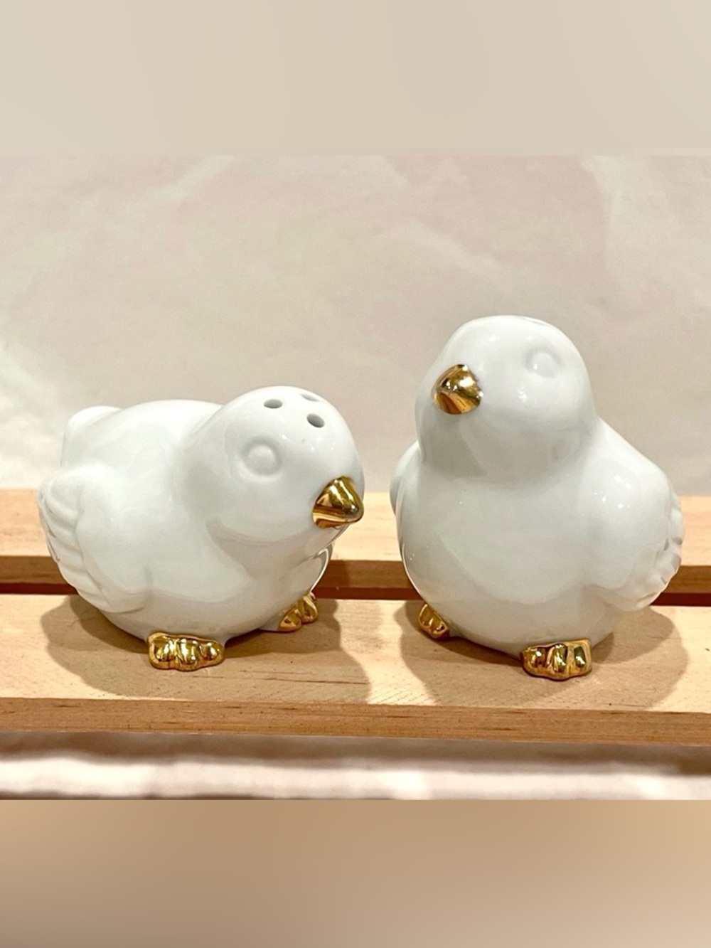 🥳BOGO! Adorable Target White Chicks Salt & Pepper Shakers w Gold Accents | EUC